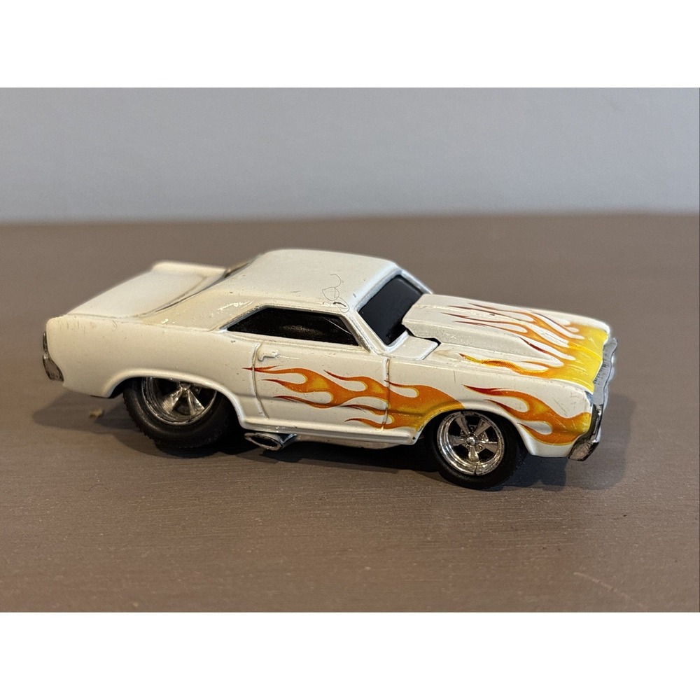 Muscle Machines 1968 Dodge Dart HEMI 1:64 White With Orange Flames